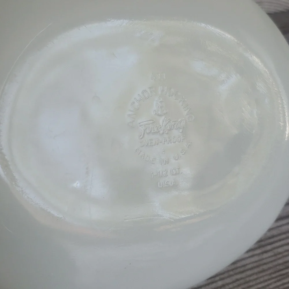 Anchor Hocking fire king 433 1/ 1.5 qt usa milk glass oval dish with lid